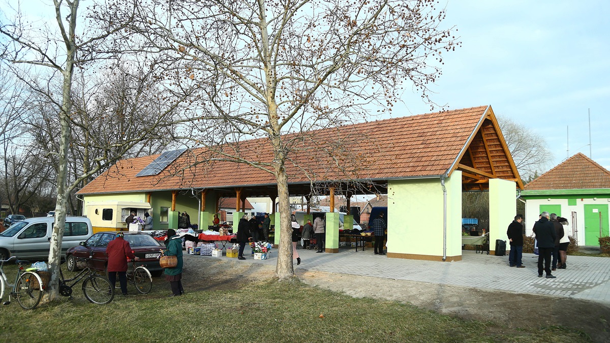 Modern termelői piac épült Pusztaszeren