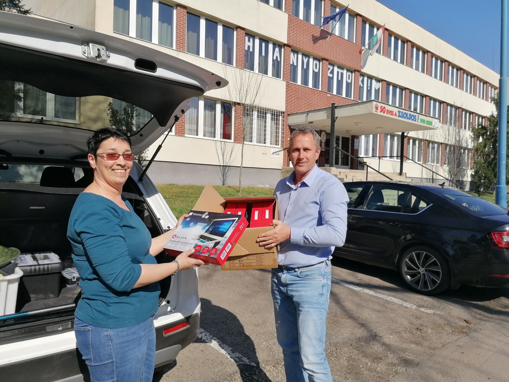 Befejeződött a számítógépek átadása a digitális oktatáshoz - A megyei közgyűlés vezetői is hozzájárultak az akcióhoz